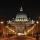Foto notturna di Piazza San Pietro in Roma (Vaticano)