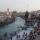 Folla di persone sulle rive del fiume Gange in India